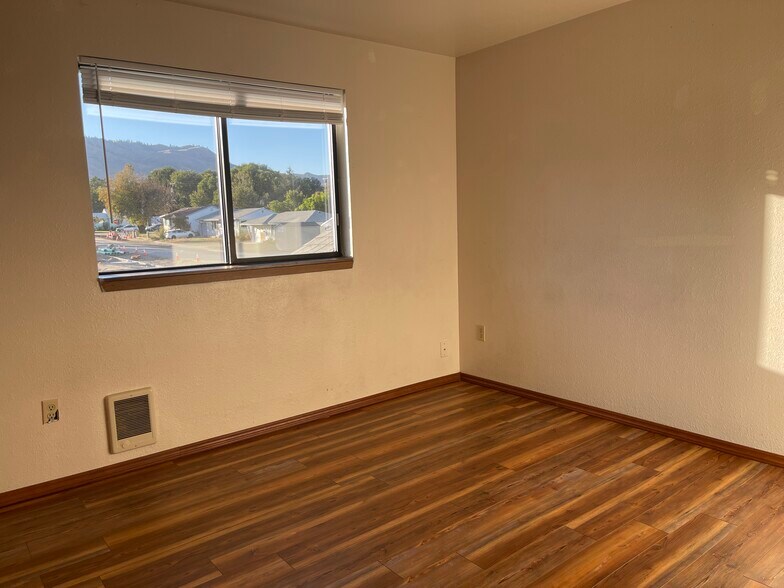 Building Photo - 609 Princeton Ave N