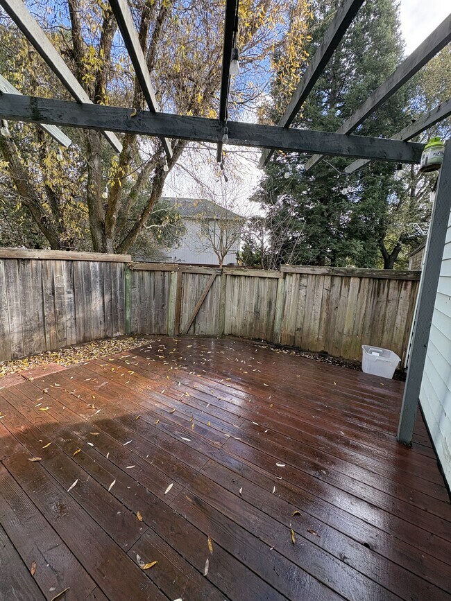 Building Photo - 228 Courtyards E