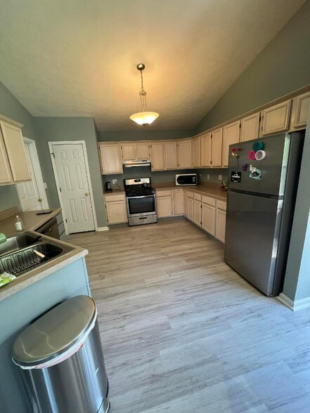 Building Photo - 4324 Roundtable Ct