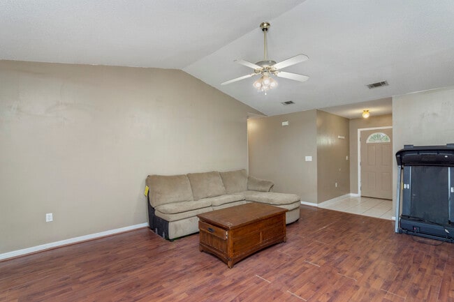 Building Photo - 14 Flora Cove