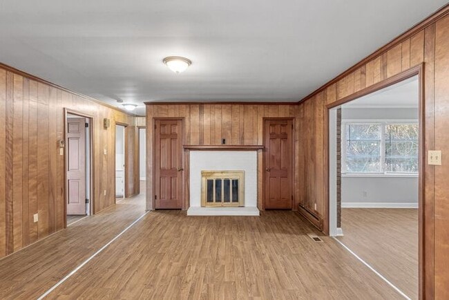 Building Photo - Large Brick Ranch, New Wood Like Flooring Throughout, Just Painted, LR, Den, Sun Room, Carport!