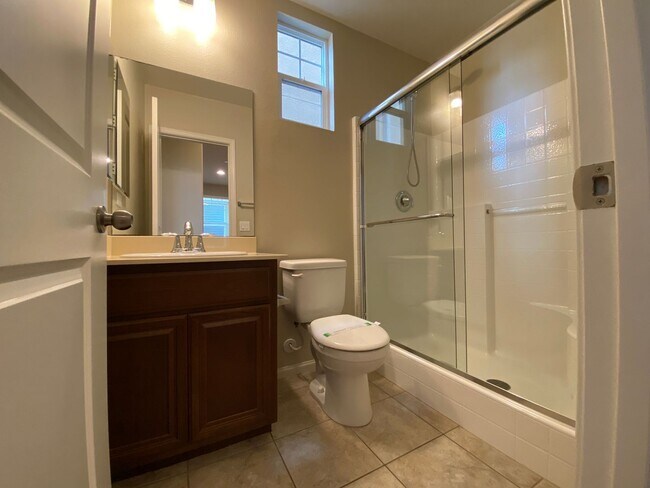 Building Photo - Beautiful 5 Bedroom/3 Bath Oceanside Home in Dixie Village