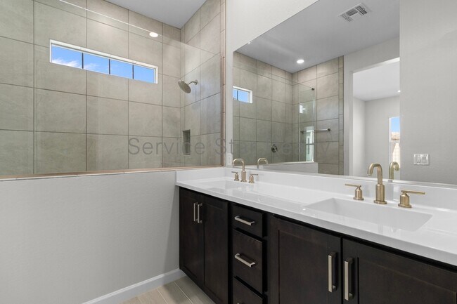 Building Photo - 5062 E Hartford Ave