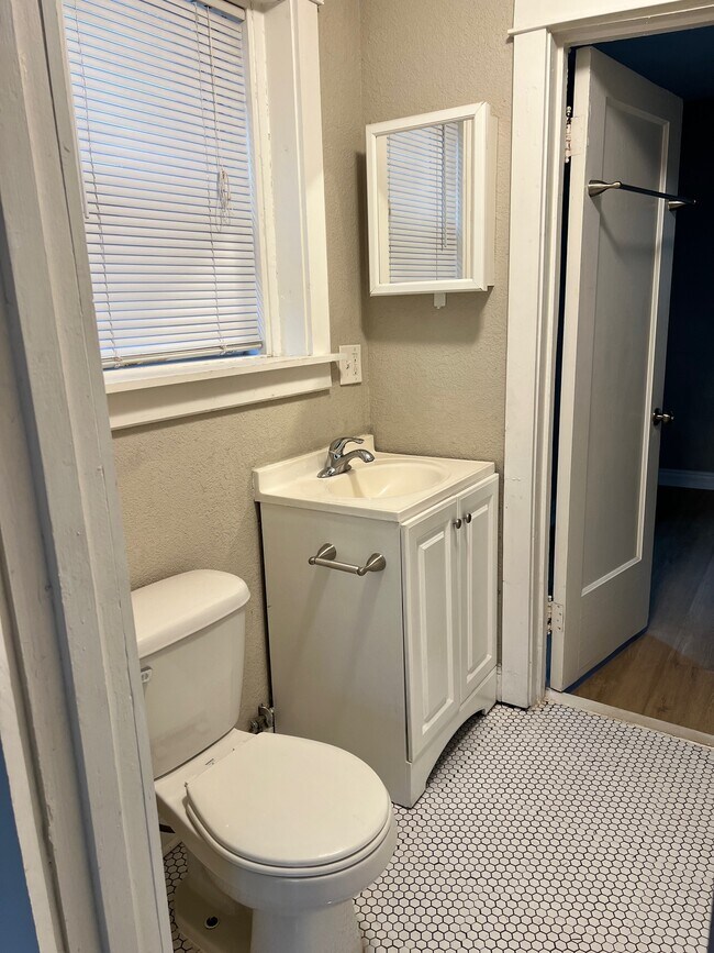 Building Photo - 912-914 E 39th St