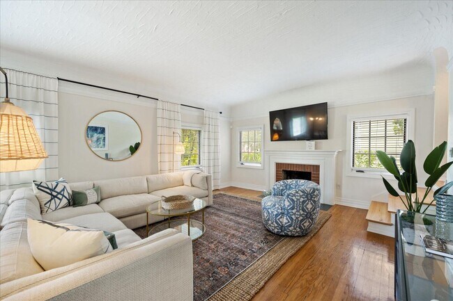 Building Photo - 221 Greymon Dr
