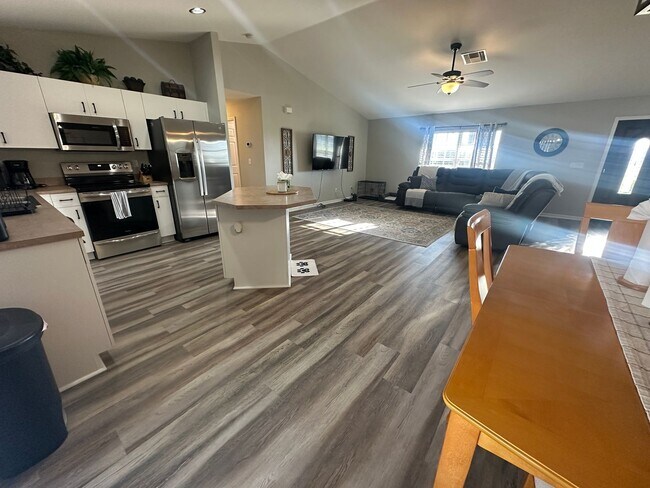 Building Photo - Short Term Rental- Seasonal - NE Cape Coral HOME