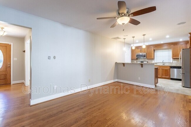 Building Photo - 6618 Castlegate Dr