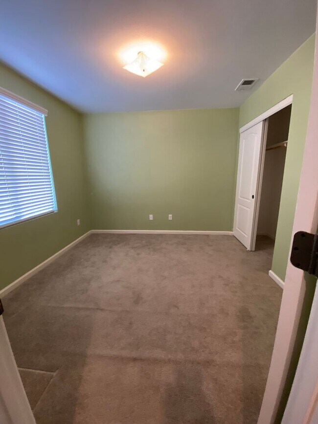 Building Photo - San Ramon Gale Ranch Townhouse 3BD/2.5BA with 4th Room for Office Loft! Community Pool Included!