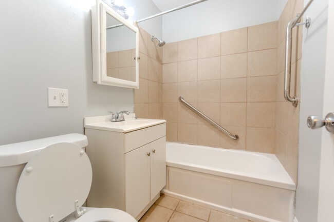 Building Photo - 6947 S Jeffery Blvd