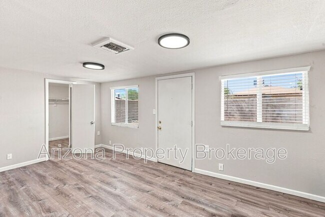 Building Photo - 3302 W Solano Dr S