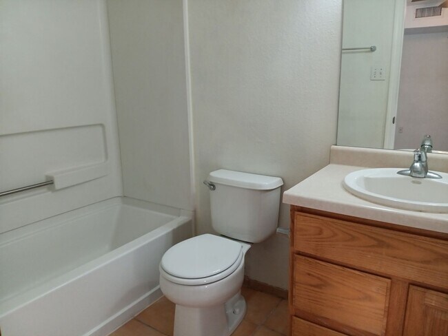 Building Photo - 3 Bedroom, 2 Bathroom Home! Schedule a Showing Today!