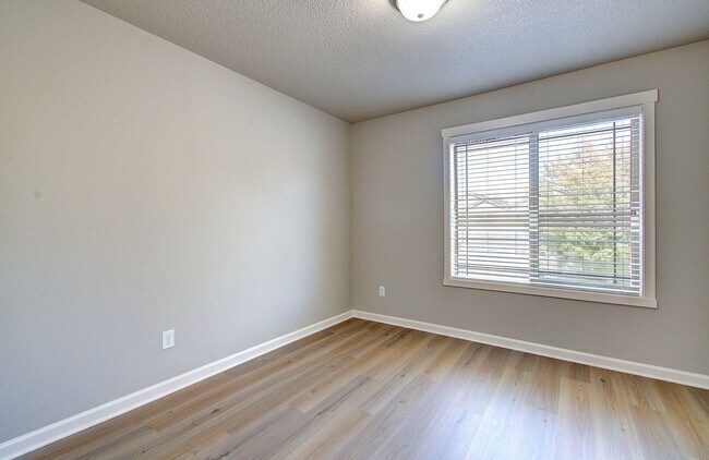 Building Photo - Charming 3 bd 2.5 ba Townhouse - Special! $500 OFF on December Move In!