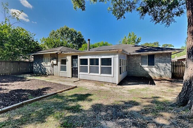 Building Photo - 2415 Pine Cone Dr