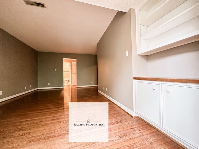 Building Photo - Townhouse available on Lake Hartwell—comes with a water view!