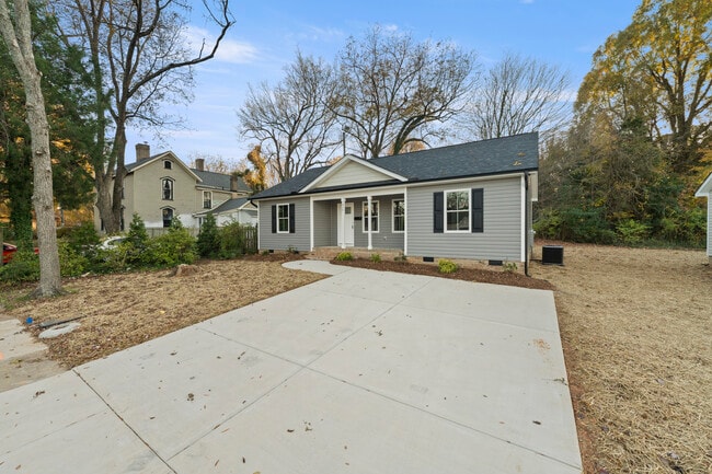 Building Photo - 517 W Cemetery St