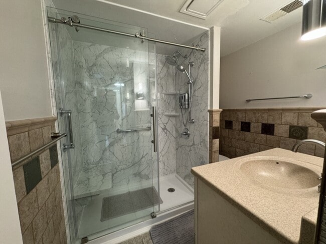 Building Photo - 16 Homestead Ave