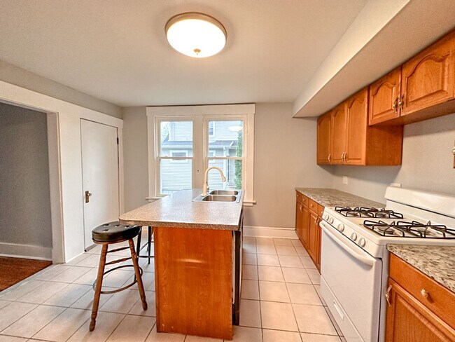 Building Photo - Lovely 3-bed Single Family Home in Hamden! Gorgeous Hardwood Floors throughout!