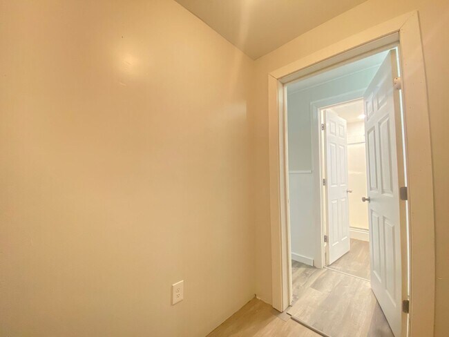 Building Photo - 30 Thorwald Ave