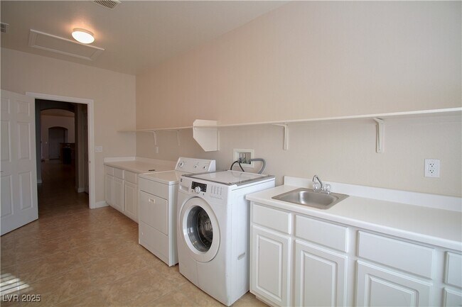 Building Photo - 8337 Christinas Cove Ave