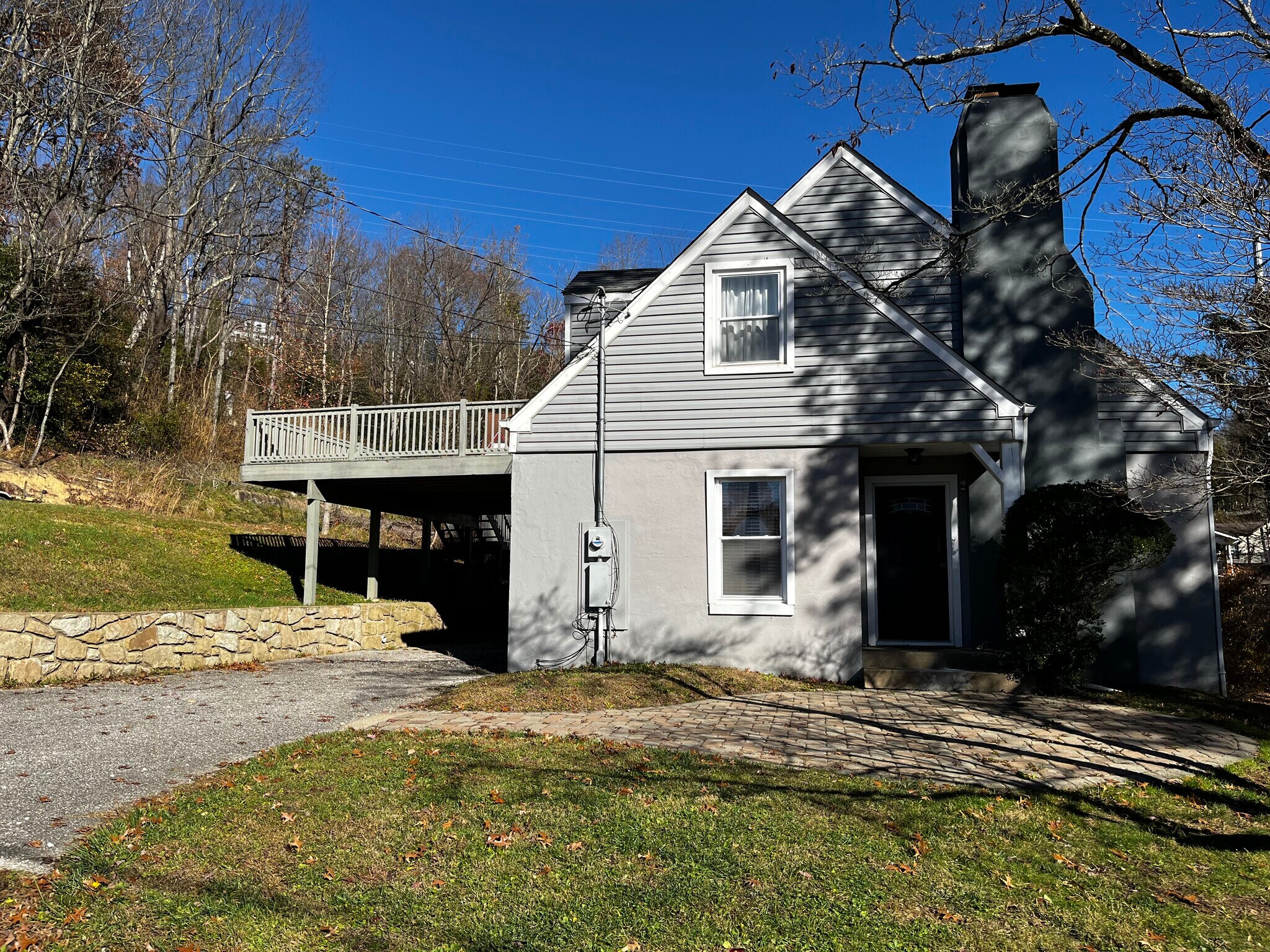 Building Photo - 1838 Oakridge Dr