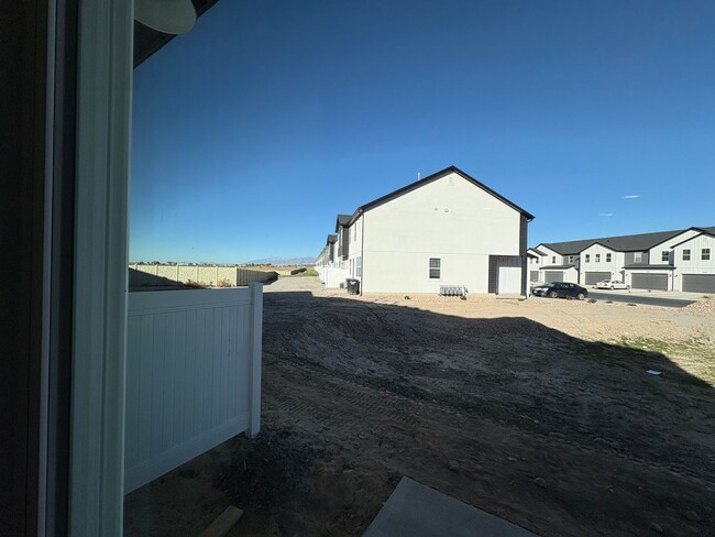 Building Photo - Gorgeous End-Unit Townhome in beautiful Salem!