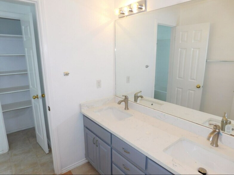 Building Photo - 703 Thrush Dr
