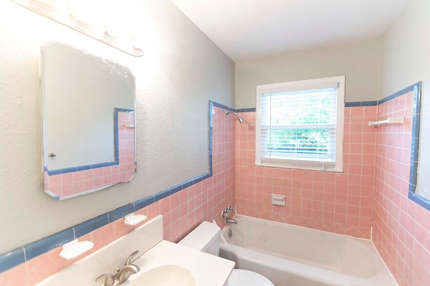 Building Photo - 7459 Mohawk Ave