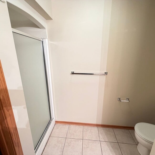 Building Photo - Large 3 bedroom duplex - move in ready!