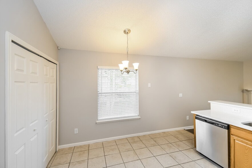 Building Photo - 1525 Ashleigh St