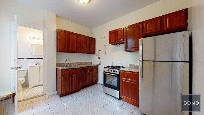 Building Photo - 196 W 108th St