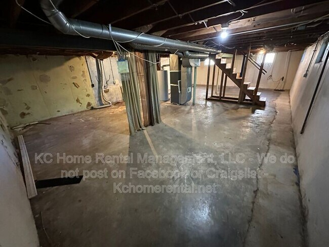 Building Photo - 10809 Ewing Ave