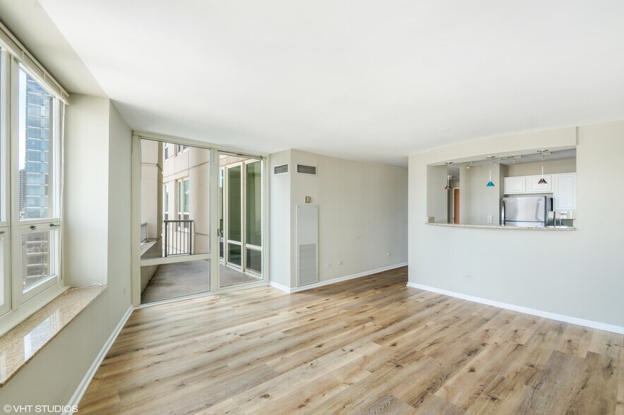 Building Photo - 345 N La Salle Dr