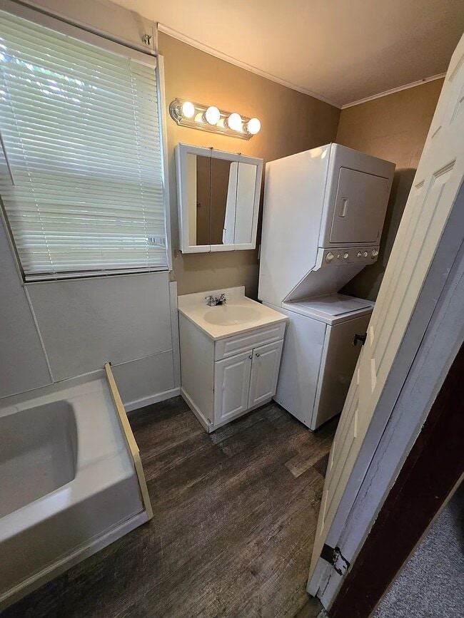 Building Photo - 992 W Pike St