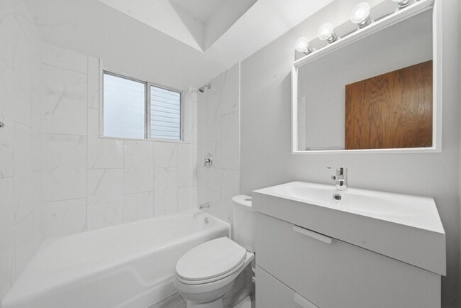 Building Photo - 7709 W Marwood Ave