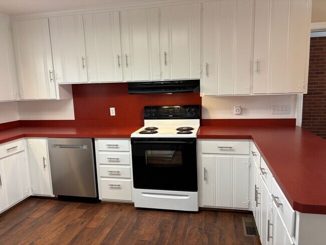 Building Photo - 3 BED, 2 BATH BRICK HOME IN ASHEBORO!