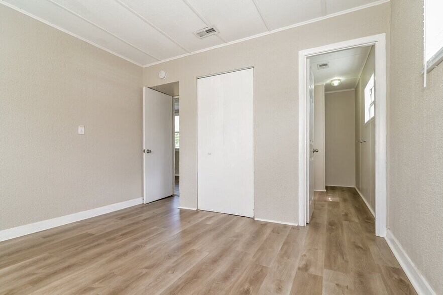 Building Photo - 542 Colonnades Cove