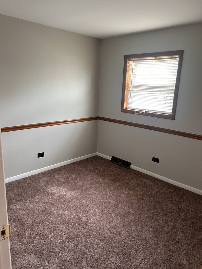 Building Photo - 208 Dee Rd