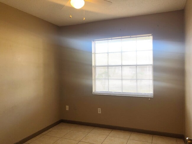 Building Photo - DELTONA LAKES CUTE STARTER HOME