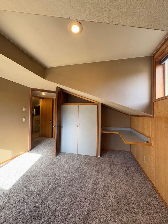 Building Photo - Spacious 6 Bedroom, 3 Bathroom Home Near CWU