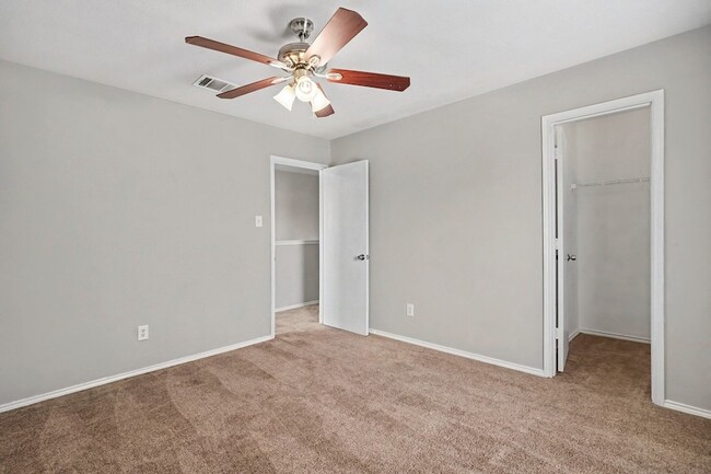 Building Photo - 1733 Vineridge Ln