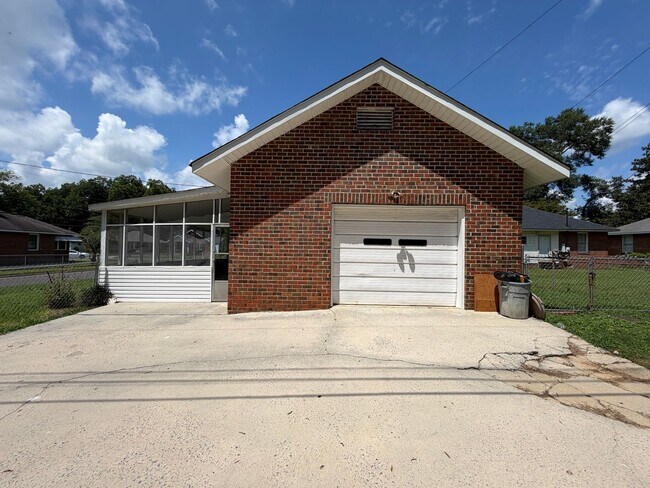 Building Photo - Charming 2/1 House in Celanese- $1,595