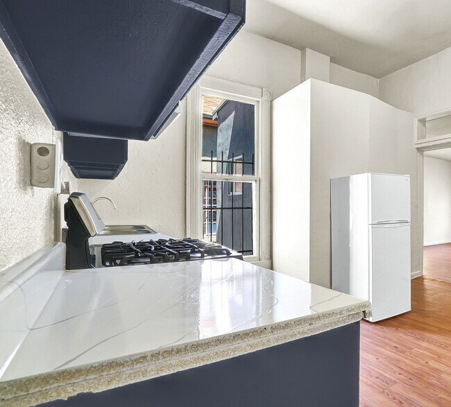 Building Photo - Central 1 Bedroom 1 Bath