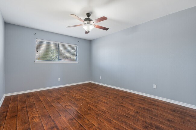 Building Photo - 9134 Lakeside Dr