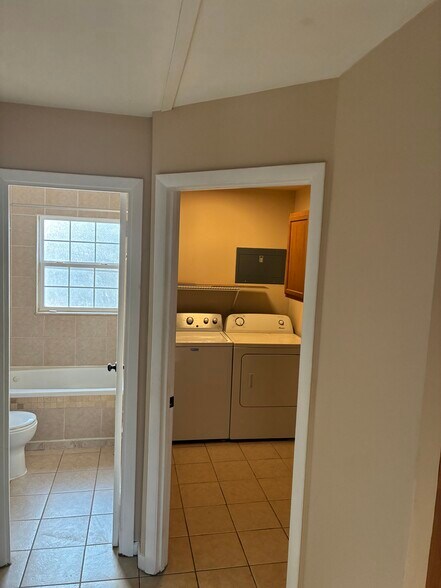 Building Photo - 325 Walgrove Rd