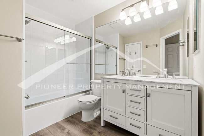 Building Photo - Spacious Townhouse with Central AC and Washer/Dryer