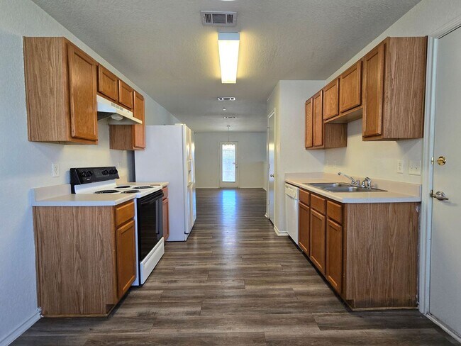 Building Photo - 3303 Driftwood Dr
