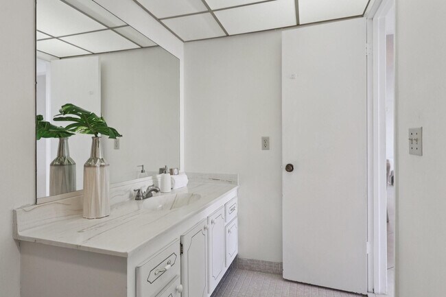 Building Photo - 2701 N Ocean Blvd