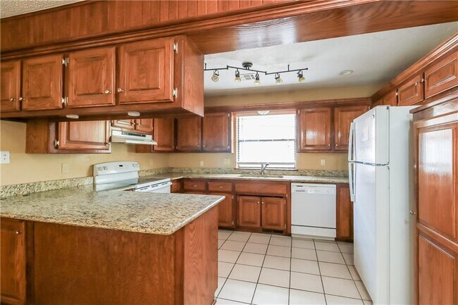 Building Photo - 2425 E Hills Dr