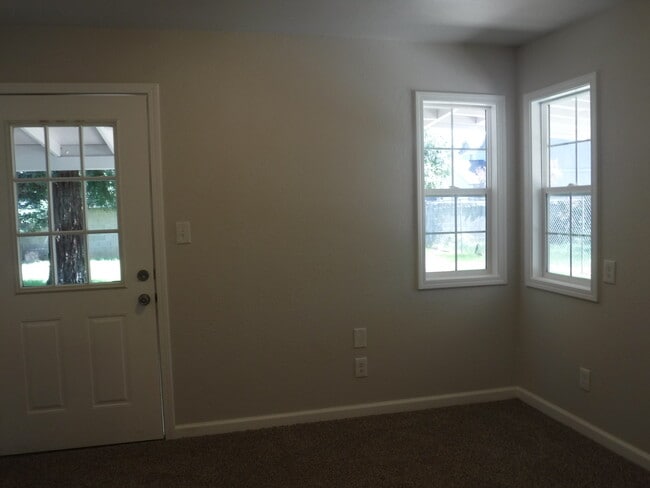 Building Photo - Charming Home In Central Location