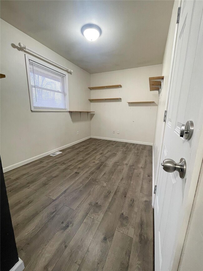 Building Photo - 712 Juniper Dr
